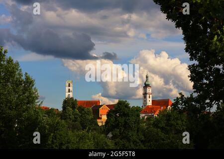 Bayern, Oberpfalz, Kirche, Mystische Lichtstimmung am Wolkenhimmel über Kirchturm und Kirche in Sulzbach-Rosenberg bei Amberg Stockfoto