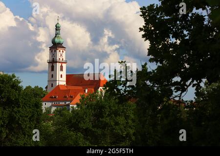 Bayern, Oberpfalz, Kirche, Mystische Lichtstimmung am Wolkenhimmel über Kirchturm und Kirche in Sulzbach-Rosenberg bei Amberg Stockfoto