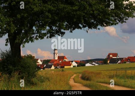 Bayern, Oberpfalz, Kirche, Mystische Lichtstimmung am Wolkenhimmel über Kirchturm und Kirche in Sulzbach-Rosenberg bei Amberg Stockfoto