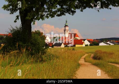 Bayern, Oberpfalz, Kirche, Mystische Lichtstimmung am Wolkenhimmel über Kirchturm und Kirche in Sulzbach-Rosenberg bei Amberg Stockfoto