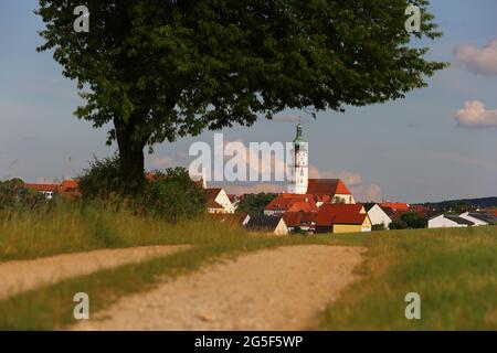 Bayern, Oberpfalz, Kirche, Mystische Lichtstimmung am Wolkenhimmel über Kirchturm und Kirche in Sulzbach-Rosenberg bei Amberg Stockfoto