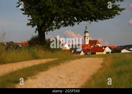 Bayern, Oberpfalz, Kirche, Mystische Lichtstimmung am Wolkenhimmel über Kirchturm und Kirche in Sulzbach-Rosenberg bei Amberg Stockfoto