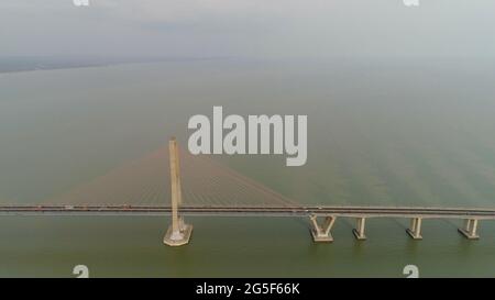 Luftaufnahme Tragkabel Brücke Suramadu über madura Meerenge zwischen den Inseln Java, Madura. surabaya Hohe Küste Brücke mit Autobahn. Java, Indonesien Stockfoto