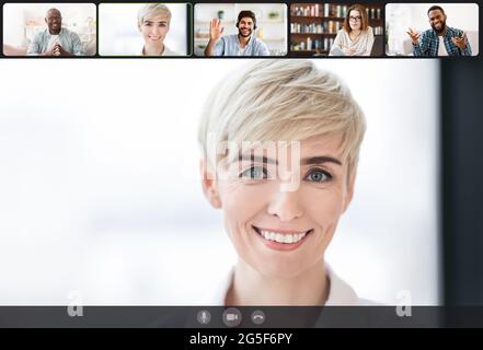 Telearbeitskonzept. Lächelnde Geschäftsleute, die Videokonferenz-Anwendungen nutzen, an Online-Meetings teilnehmen und fernab von zu Hause arbeiten, Computer-Webca Stockfoto