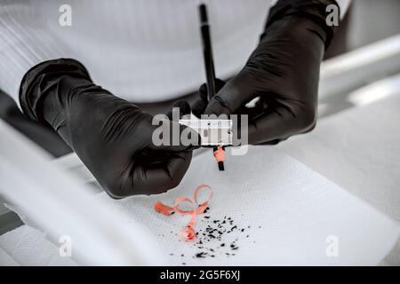 Master bereitet Werkzeuge für dauerhafte Make-up Stockfoto