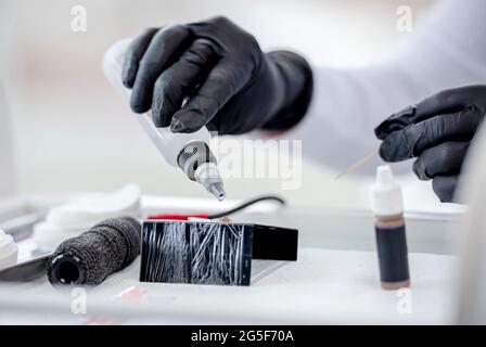 Master bereitet Werkzeuge für dauerhafte Make-up Stockfoto