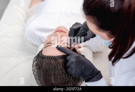 Meister macht Augenbrauen dauerhafte Make-up Stockfoto