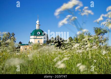 REGION MOSKAU, RUSSLAND - 10. Juni 2021, Kirche des Erzengels Michael im Dorf Tarakanovo, Region Moskau. In dieser Kirche der Dichter Block und Stockfoto
