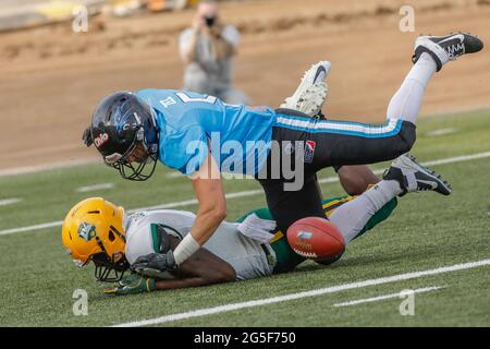 Polen. Juni 2021. European League of Football: Panthers Wroclaw (blaue Shirts) vs Leipzig Kings (weiße Shirts) im Olympiastadion in Breslau, Polen am 26. Juni 2021 im Bild: Anthony Dablé-Wolf (11), Goran Zec (5) Credit: Piotr Zajac/Alamy Live News Stockfoto