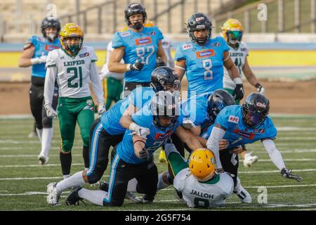 Polen. Juni 2021. European League of Football: Panthers Wroclaw (blaue Shirts) vs Leipzig Kings (weiße Shirts) im Olympiastadion in Breslau, Polen am 26. Juni 2021 im Bild: Alpha Jalloh (8), Daniel Docal (21), Darius Robinson (1), Hubert Ogrodowczyk (8) Credit: Piotr Zajac/Alamy Live News Stockfoto