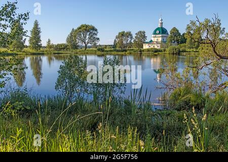 REGION MOSKAU, RUSSLAND - 10. Juni 2021, Kirche des Erzengels Michael im Dorf Tarakanovo, Region Moskau. In dieser Kirche der Dichter Block und Stockfoto