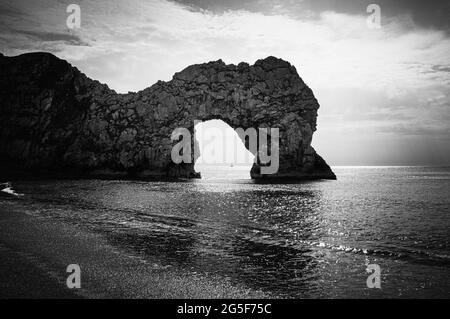 Am späten Nachmittag haben Sie einen Blick auf die malerische Felsformation Durdle Door auf der zum Weltkulturerbe der Jurassic Coast gehörenden Stätte in Dorset im Südwesten Englands Stockfoto