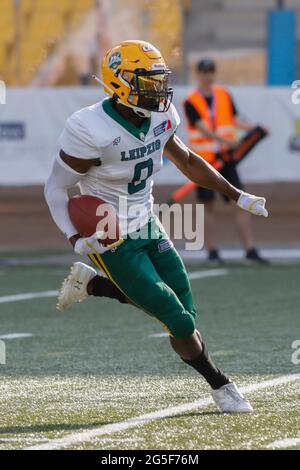 Polen. Juni 2021. European League of Football: Panthers Wroclaw (blaue Shirts) vs Leipzig Kings (weiße Shirts) im Olympiastadion in Breslau, Polen am 26. Juni 2021 Credit: Piotr Zajac/Alamy Live News Stockfoto