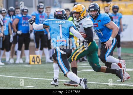 Polen. Juni 2021. European League of Football: Panthers Wroclaw (blaue Shirts) vs Leipzig Kings (weiße Shirts) im Olympiastadion in Breslau, Polen am 26. Juni 2021 im Bild: Darius Robinson (1), Timothy Knuettel (6) mit Ball, Karlis Brauns (94) Credit: Piotr Zajac/Alamy Live News Stockfoto