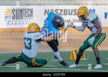 Polen. Juni 2021. Europäische Liga des Fußballs: Panthers Wroclaw (blaue Hemden) gegen Leipziger Könige (weiße Hemden) im Olympiastadion in Breslau, Polen am 26. Juni 2021 im Bild: Jakub Mazan (23) mit Ball, Pascal Topolewski (53), Alpha Jalloh (8) Credit: Piotr Zajac/Alamy Live News Stockfoto