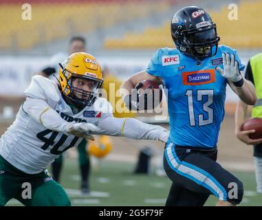 Polen. Juni 2021. European League of Football: Panthers Wroclaw (blaue Shirts) vs Leipzig Kings (weiße Shirts) im Olympiastadion in Breslau, Polen am 26. Juni 2021 im Bild: Olav Røhnebæk (40), Damian Kwiatkowski (13) Credit: Piotr Zajac/Alamy Live News Stockfoto