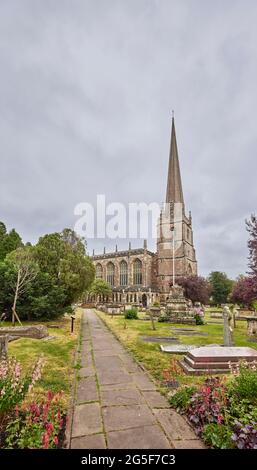 Neugotische anglikanische Kirche St. Mary the Virgin in Tetbury, einer historischen Wollstadt im Cotswold-Viertel in Gloucestershire, Südwestengland Stockfoto