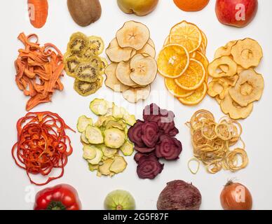 Das Set aus verschiedenen Chips aus getrockneten Früchten Stockfoto