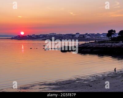 Es difícil resistirse a la belleza del Pueblo amurallado. En el Centro de la parte moderna de Concarneau y rodeado de una de las Bahías más bonitas Stockfoto