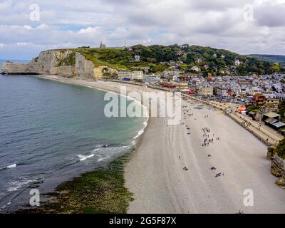 Etretat teatro abierto romántico en el Canal de la Mancha, inspiró a los artistas más famosos. Bastan unos minutos para comprenderlo. Stockfoto