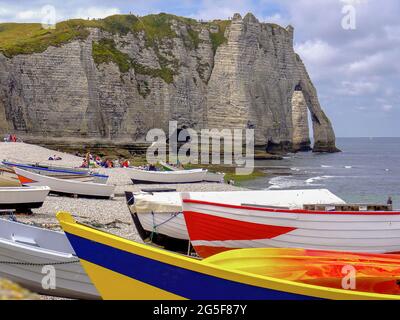 Etretat teatro abierto romántico en el Canal de la Mancha, inspiró a los artistas más famosos. Bastan unos minutos para comprenderlo. Stockfoto