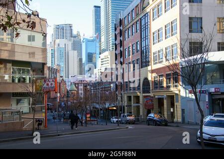 Sydney, Australien. Juni 2021. Nach einem Ausbruch des Covid-19 (Coronavirus) gelten die Bestellungen für den Aufenthalt zu Hause für den Großraum Sydney. Die zweiwöchige Sperrung mit „Stay-at-Home“-Bestellungen dauert bis Mitternacht, Freitag, den 9. Juli. Im Bild: Die Thomas Street in Haymarket in Sydneys Chinatown ist fast menschenleer. Kredit: Richard Milnes/Alamy Live Nachrichten Stockfoto