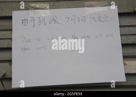 Sydney, Australien. Juni 2021. Nach einem Ausbruch des Covid-19 (Coronavirus) gelten die Bestellungen für den Aufenthalt zu Hause für den Großraum Sydney. Die zweiwöchige Sperrung mit „Stay-at-Home“-Bestellungen dauert bis Mitternacht, Freitag, den 9. Juli. Bild: Ein Schild am Eingang eines Geschäfts weist darauf hin, dass es wegen der zweiwöchigen Covid-19-Sperre geschlossen ist. Kredit: Richard Milnes/Alamy Live Nachrichten Stockfoto