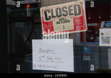 Sydney, Australien. Juni 2021. Nach einem Ausbruch des Covid-19 (Coronavirus) gelten die Bestellungen für den Aufenthalt zu Hause für den Großraum Sydney. Die zweiwöchige Sperrung mit „Stay-at-Home“-Bestellungen dauert bis Mitternacht, Freitag, den 9. Juli. Bild: Ein Schild am Eingang eines Geschäfts weist darauf hin, dass es wegen der zweiwöchigen Covid-19-Sperre geschlossen ist. Kredit: Richard Milnes/Alamy Live Nachrichten Stockfoto