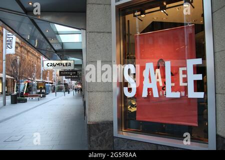 Sydney, Australien. Juni 2021. Nach einem Ausbruch des Covid-19 (Coronavirus) gelten die Bestellungen für den Aufenthalt zu Hause für den Großraum Sydney. Die zweiwöchige Sperrung mit „Stay-at-Home“-Bestellungen dauert bis Mitternacht, Freitag, den 9. Juli. Im Bild: George Street wirkt während des Geschäftsjahresabsatzes verlassen. Kredit: Richard Milnes/Alamy Live Nachrichten Stockfoto
