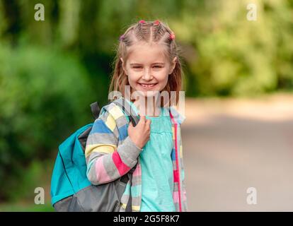 Schulmädchen zu Fuß nach der Schule Stockfoto