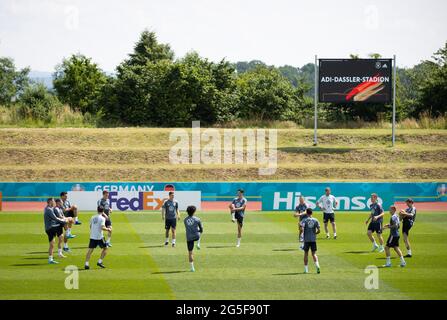 Herzogenaurach, Deutschland. Juni 2021. Fußball: Europameisterschaft, Nationalmannschaft, Training Deutschland auf dem Adi Dassler Sportplatz. Die Spieler wärmen sich auf. Quelle: Christian Charisius/dpa/Alamy Live News Stockfoto