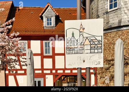 Hofheim, Deutschland - März 2021: Schild für den alten historischen Platz 'Platz am Untertor' an der alten Stadtmauer von Hofheim Stockfoto