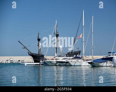 Nachbildung der alten spanischen Galeone, Nao Victoria im Hafen von Fuengirola, Provinz Malaga, Andalusien, Spain.seA Stockfoto