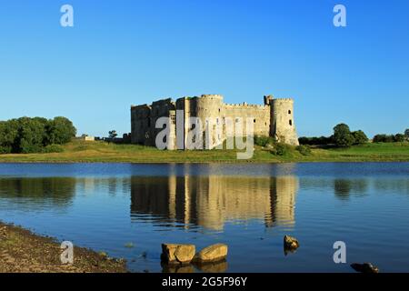 Carew Castle und Millpond im Pembrokeshire National Park, Wales. Stockfoto