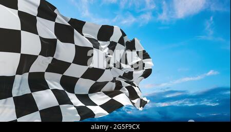 Karierte Rennen Flagge winkt im Wind auf Fahnenmast gegen den Himmel mit Wolken am sonnigen Tag. 3d-Illustration. Stockfoto