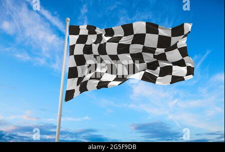 Karierte Rennen Flagge winkt im Wind auf Fahnenmast gegen den Himmel mit Wolken am sonnigen Tag. 3d-Illustration. Stockfoto