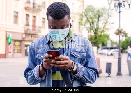 Menschen in Masken stehen Schlange, um soziale Distanz zu bewahren Stockfoto