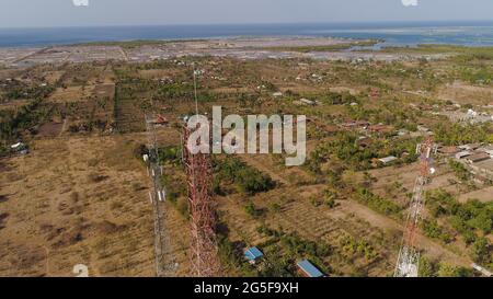 Luftaufnahme Handy Türme Linie in Bali, Indonesien. Telecommunication Tower, Kommunikation Antenne an der Küste Meer Stockfoto