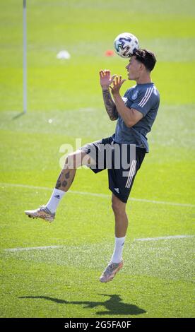 Herzogenaurach, Deutschland. Juni 2021. Fußball: Europameisterschaft, Nationalmannschaft, Training Deutschland auf dem Adi Dassler Sportplatz. Robin Koch wärmt sich auf. Quelle: Christian Charisius/dpa/Alamy Live News Stockfoto