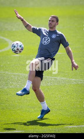 Herzogenaurach, Deutschland. Juni 2021. Fußball: Europameisterschaft, Nationalmannschaft, Training Deutschland auf dem Adi Dassler Sportplatz. Robin Gosens macht sich warm. Quelle: Christian Charisius/dpa/Alamy Live News Stockfoto