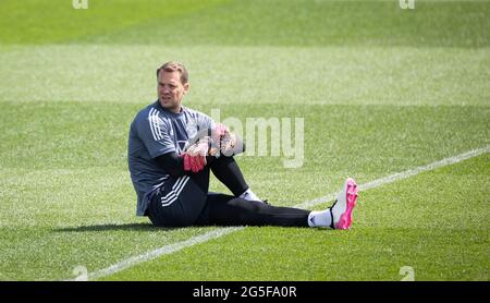 Herzogenaurach, Deutschland. Juni 2021. Fußball: Europameisterschaft, Nationalmannschaft, Training Deutschland auf dem Adi Dassler Sportplatz. Torwart Manuel Neuer wärmt sich auf. Quelle: Christian Charisius/dpa/Alamy Live News Stockfoto