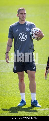 Herzogenaurach, Deutschland. Juni 2021. Fußball: Europameisterschaft, Nationalmannschaft, Training Deutschland auf dem Adi Dassler Sportplatz. Robin Gosens macht sich warm. Quelle: Christian Charisius/dpa/Alamy Live News Stockfoto