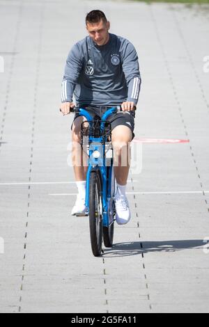 Herzogenaurach, Deutschland. Juni 2021. Fußball: Europameisterschaft, Nationalmannschaft, Training Deutschland auf dem Adi Dassler Sportplatz. Der deutsche Niklas Süle kommt mit dem Fahrrad zum Training. Quelle: Federico Gambarini/dpa/Alamy Live News Stockfoto