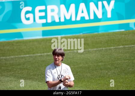 Herzogenaurach, Deutschland. Juni 2021. Fußball: Europameisterschaft, Nationalmannschaft, Training Deutschland auf dem Adi Dassler Sportplatz. Bundestrainer Joachim Löw legt seine Uhr an. Quelle: Federico Gambarini/dpa/Alamy Live News Stockfoto