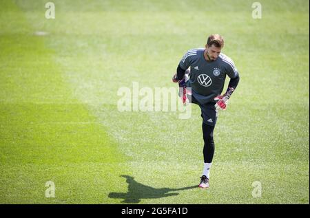 Herzogenaurach, Deutschland. Juni 2021. Fußball: Europameisterschaft, Nationalmannschaft, Training Deutschland auf dem Adi Dassler Sportplatz. Torwart Kevin Trapp wärmt sich auf. Quelle: Christian Charisius/dpa/Alamy Live News Stockfoto