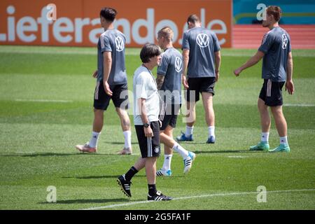 Herzogenaurach, Deutschland. Juni 2021. Fußball: Europameisterschaft, Nationalmannschaft, Training Deutschland auf dem Adi Dassler Sportplatz. Bundestrainer Joachim Löw beobachtet das Training. Quelle: Federico Gambarini/dpa/Alamy Live News Stockfoto