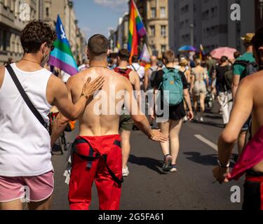 Berlin, Deutschland - 26. Juni 2021 - Männer beim Christopher Street Day in Berlin, Deutschland Stockfoto