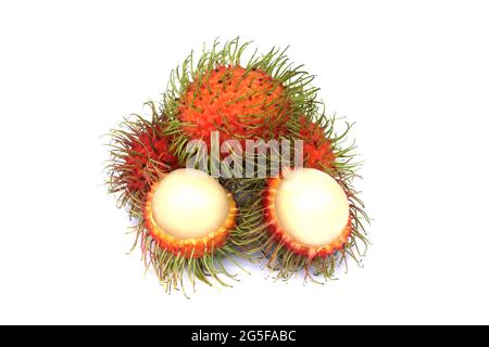 Rambutan, eine beliebte Frucht in Thailand, hat einen süßen Geschmack, isoliert auf weißem Hintergrund. Stockfoto