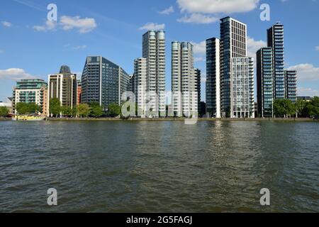 Blick auf die Themse auf den südlichen (Albert) Damm einschließlich Corniche und Dumont, in der Nähe von Nine Elms und Vauxhall, London, Großbritannien Stockfoto