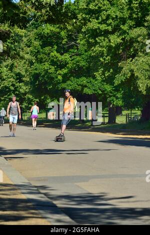 Electric Longboard, Skateboarding, Serpentine Road, Hyde Park, West London, Vereinigtes Königreich Stockfoto